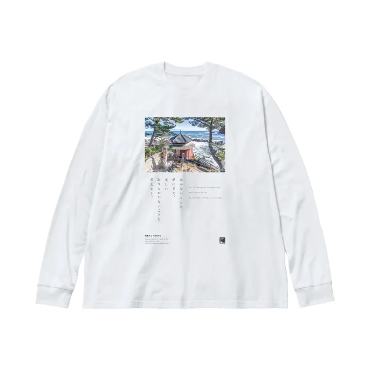 岡倉天心『茶の本』茨城Tシャツ。白地の胸に六角堂の写真と『茶の本』の一節を刷った図案