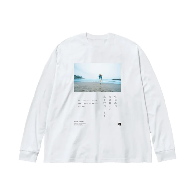 図案をプリントした長袖Tシャツ。
