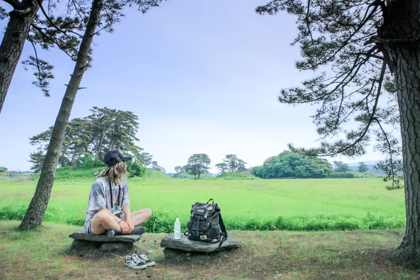 いまの象潟。九十九島は水田のなかの緑の島となって残り、松の下で人が野をながめている。